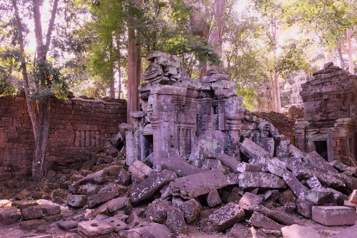 Pozůstatky staveb zaniklé Angkorské říše