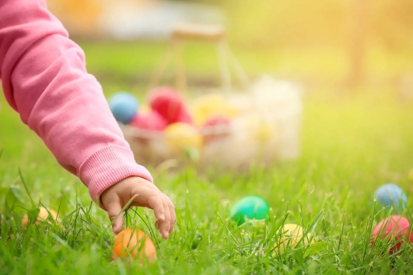 Děti barvení, a potom hlavně hledání, velikonočních vajíček milují
