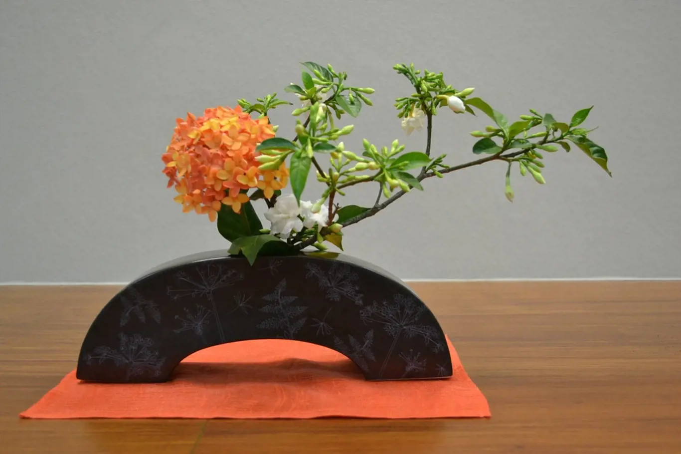 Důležitou roli u ikebany sehrává i prostor v okolí aranžmá.