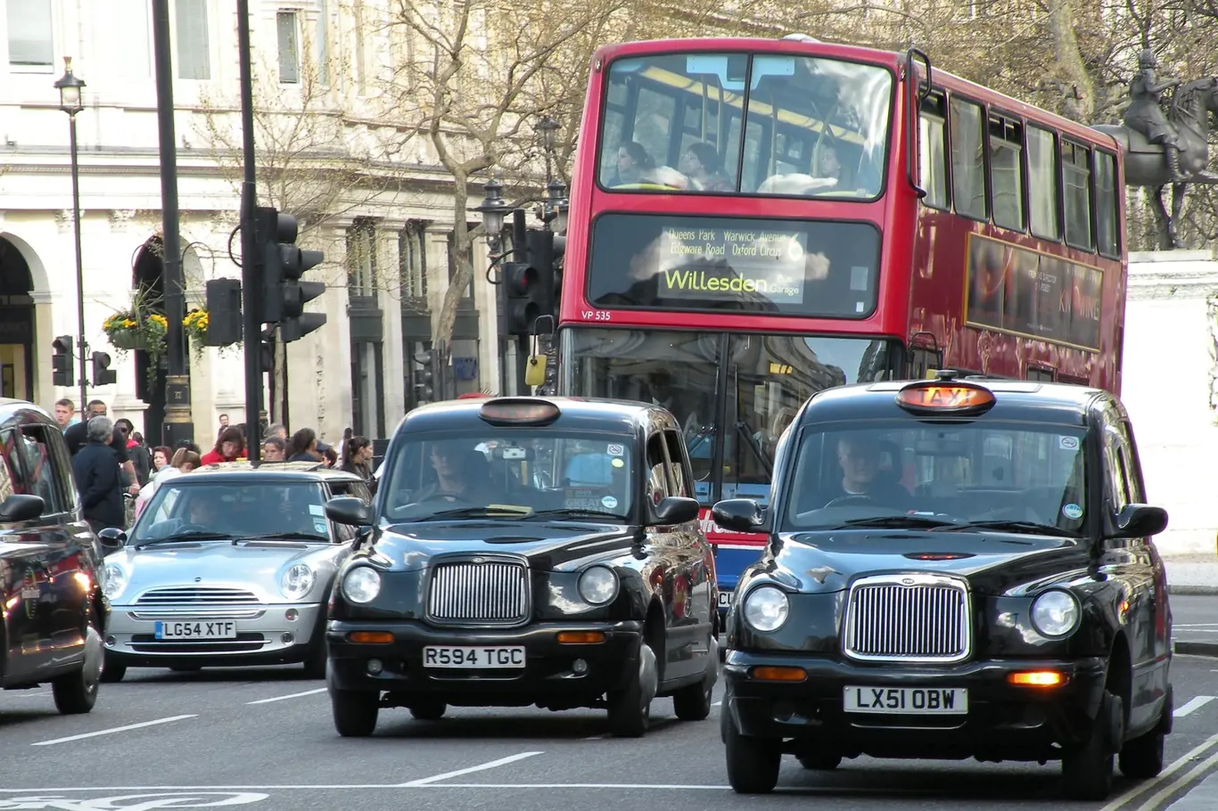 Červená autobusů a černá u taxíků, to je londýnská klasika.