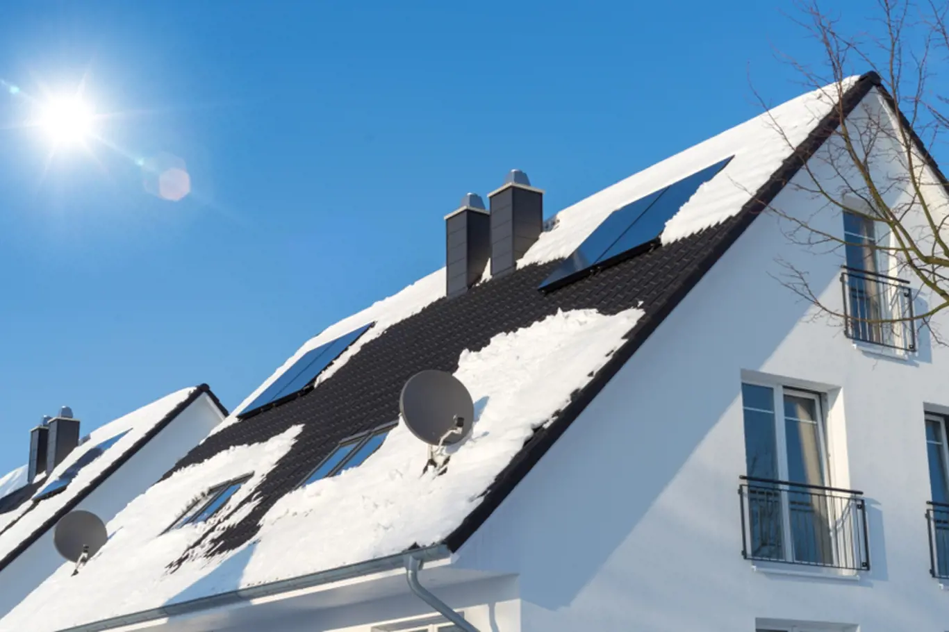 Kontrola střechy po zimě by měla být samozřejmostí. 