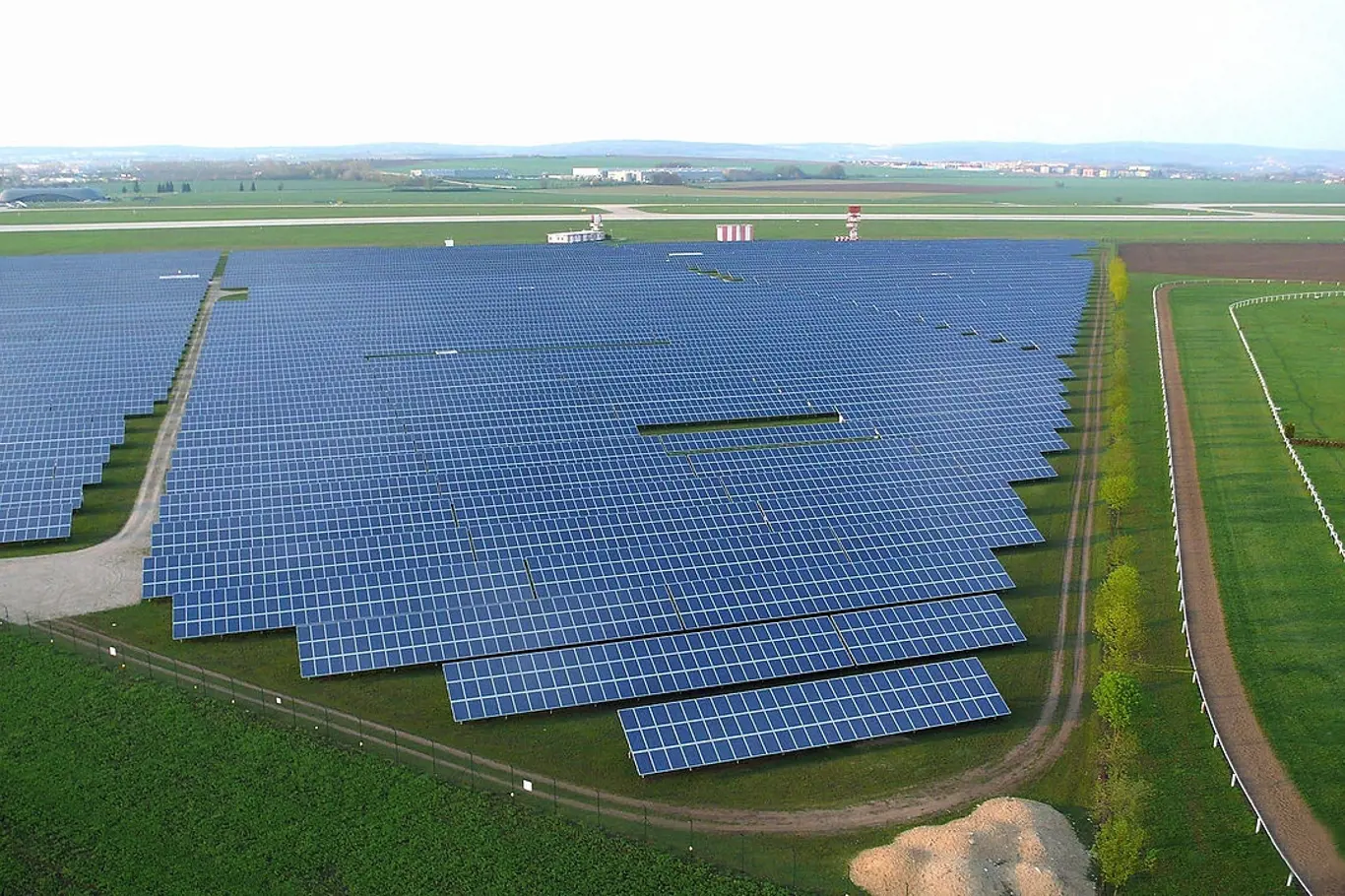 Pohled na jednu z největších solárních elektráren, která vyrostla v areálu brněnského letiště.