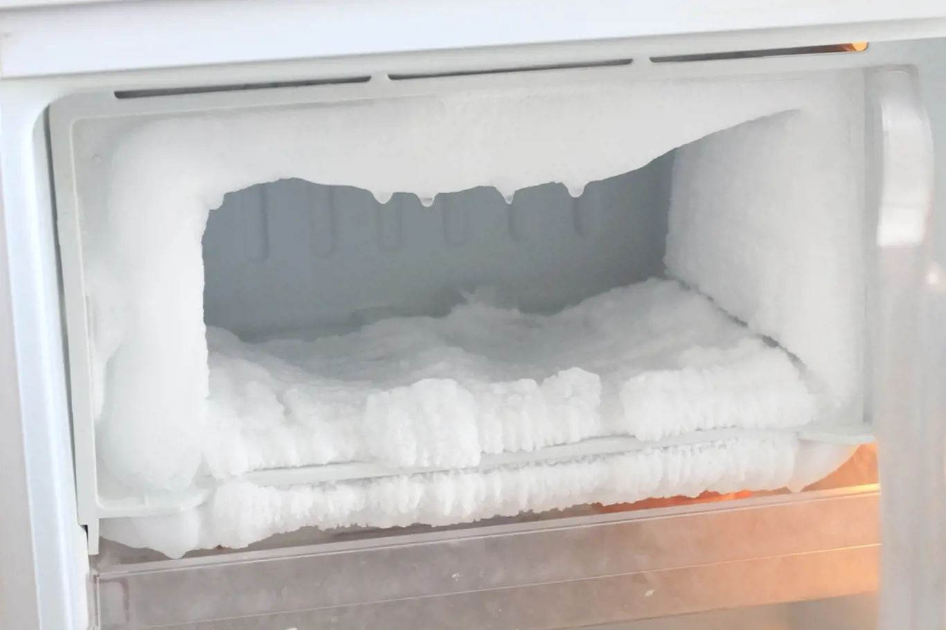 Zvlášť starší typy lednic a mrazáků mají problém s odpařováním a tvorbou námrazy
