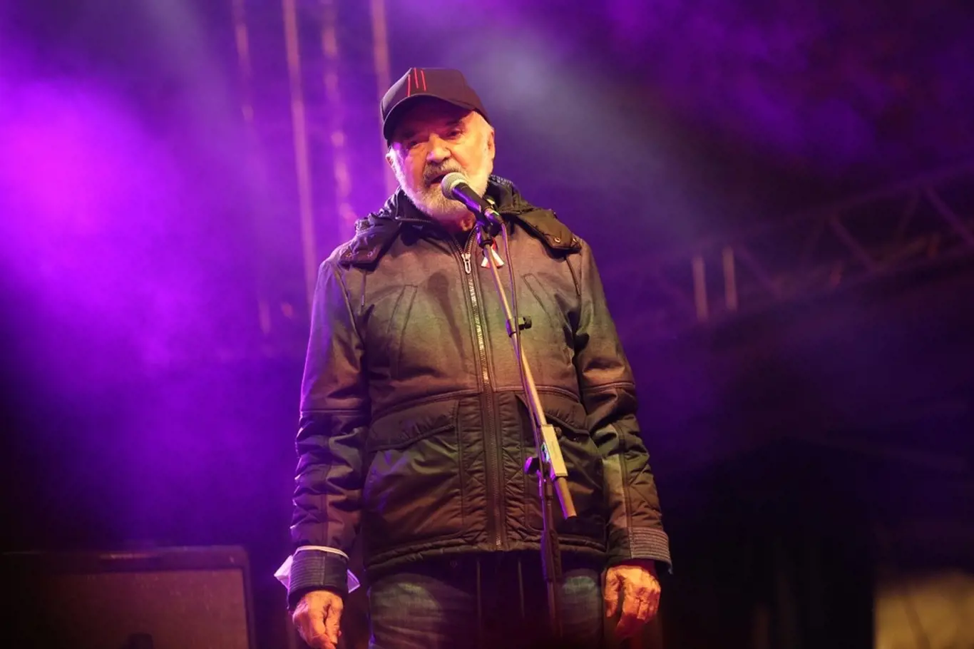 Zdeněk Svěrák promlouval k davu.