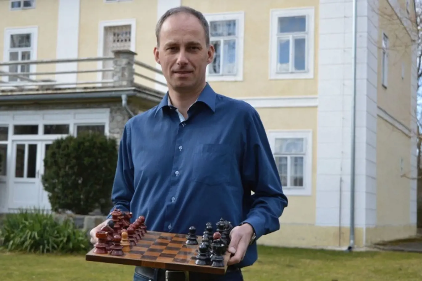 Na výstavě uvidíte také šachy Ferdinanda Peroutky (v ruce je drží ředitel památníku).