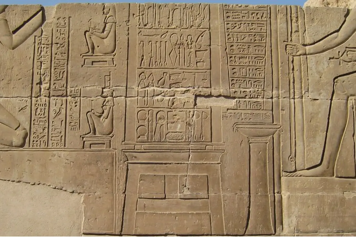Rytina na zdech chrámu Kom Ombo. Některé nástroje používali lékaři ve starověkém Egyptě už 2200 let dříve, než byly nástroje známy ostatním civilizacím.
