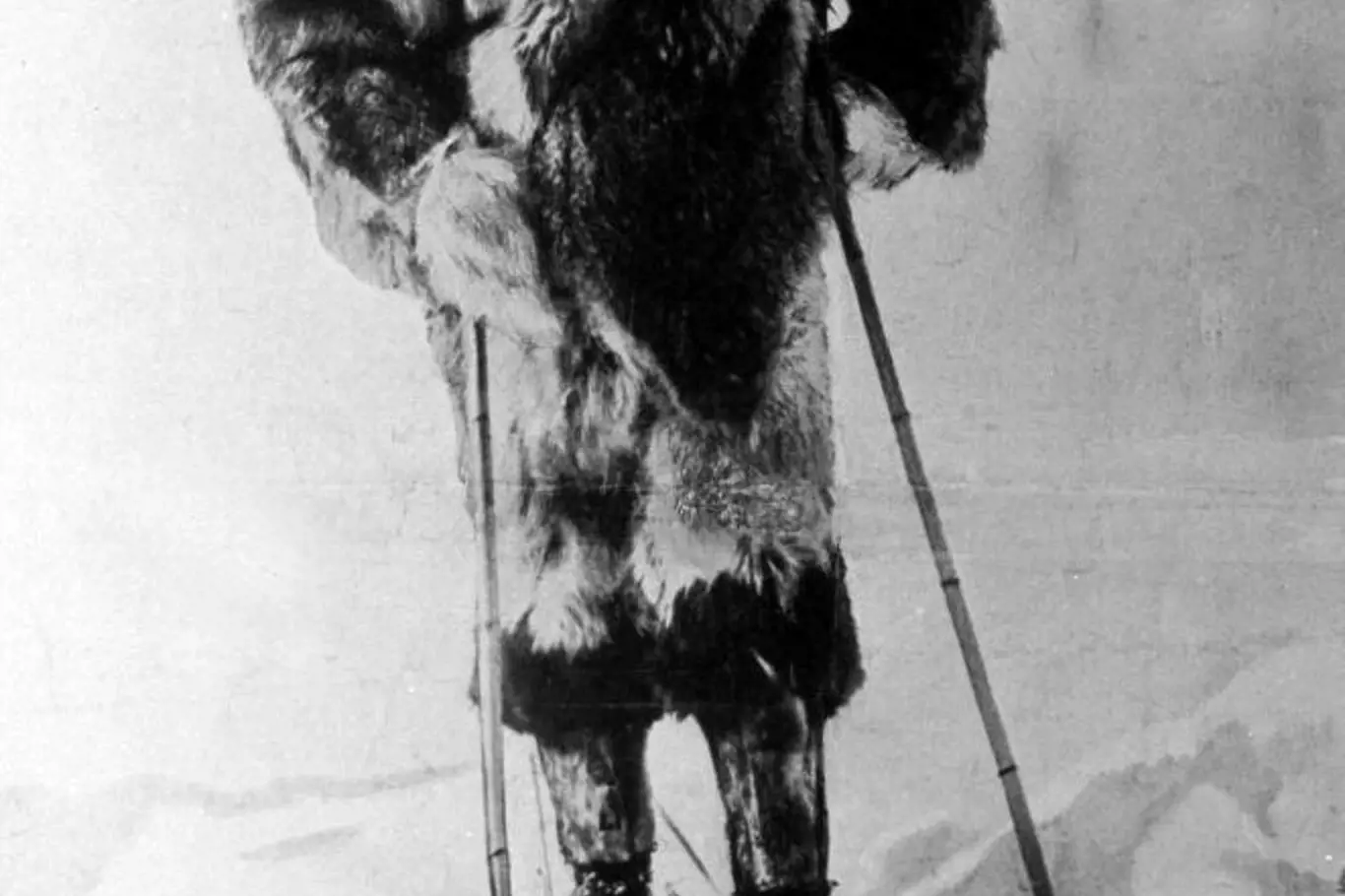 <p>Roald Amundsen pózuje na lyžích cestou na jižní pól</p>
