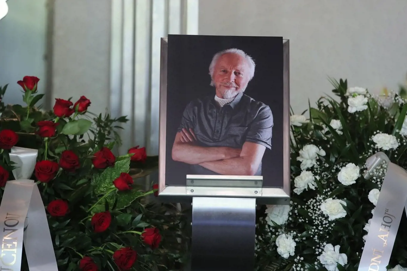 Do motolského krematoria se s Stanislavem Fišerem přišla rozloučit celá řada lidí. 