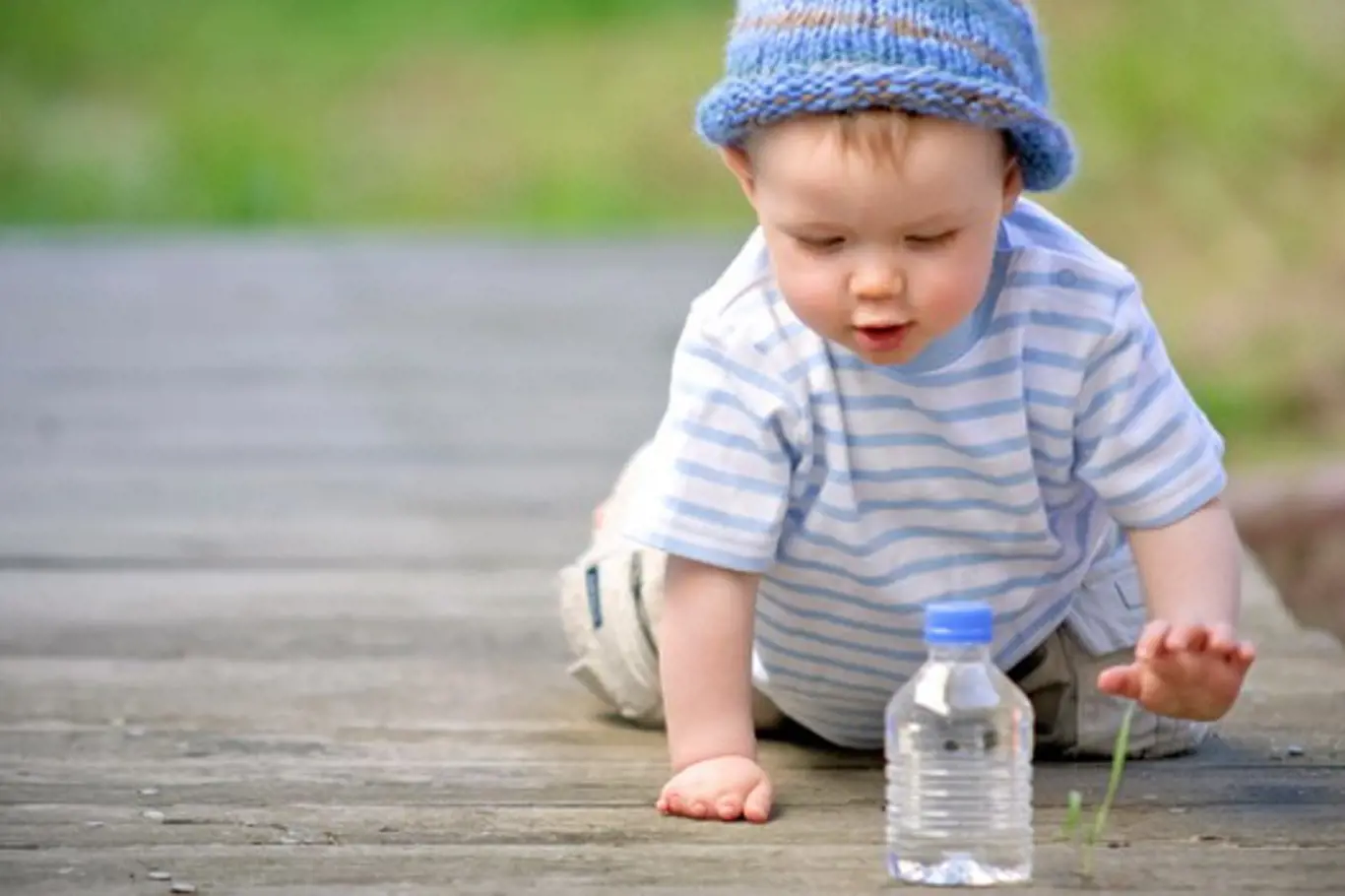 Kojenecká voda: Proč je pro miminko nezbytná 