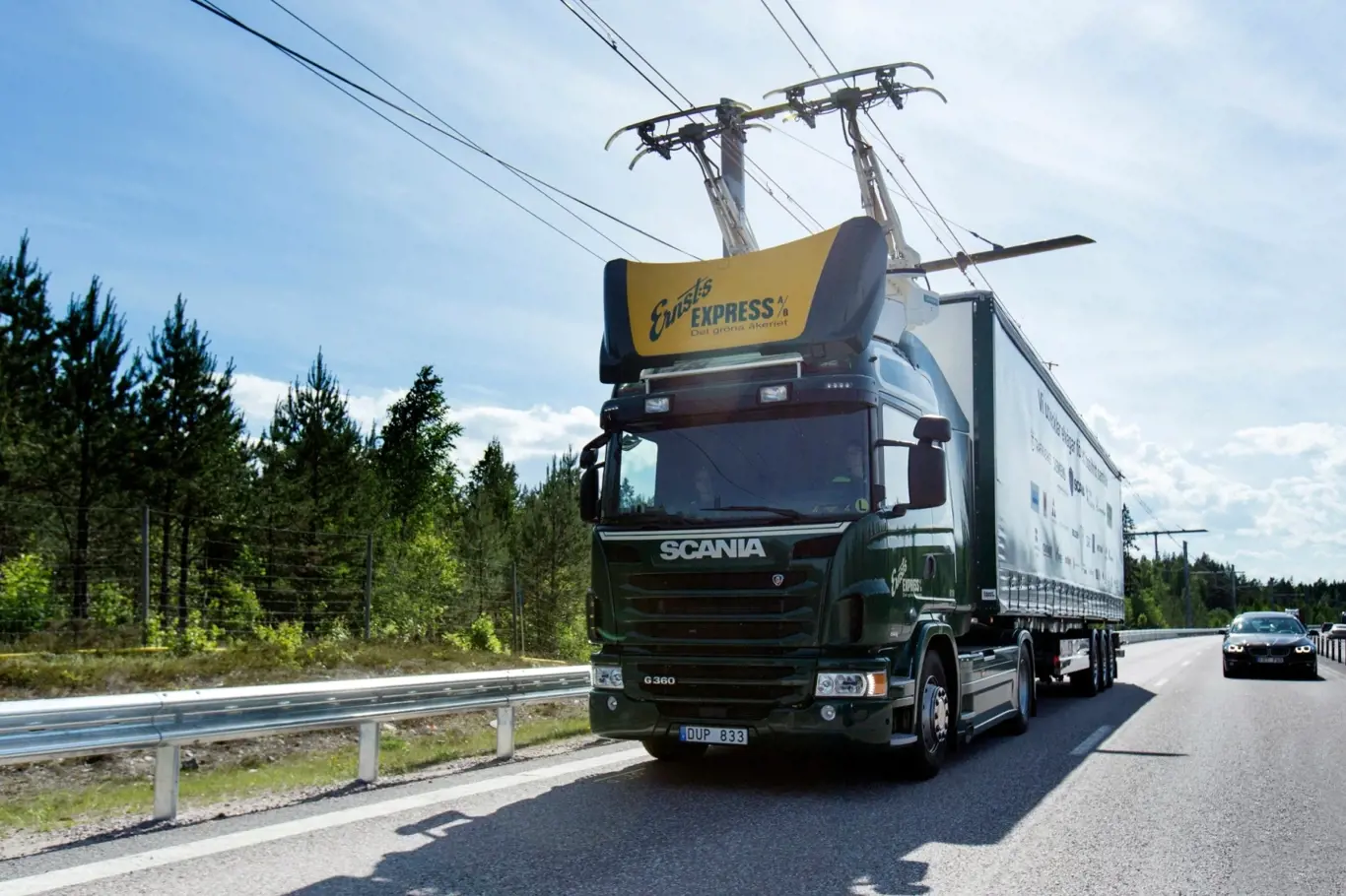 Elektrifikovaný kamion Scania poháněný tzv. vodivým elektrickým pohonem.