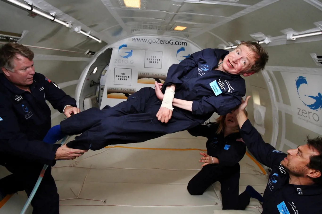 Stephen Hawking ve stavu beztíže během letu na palubě upraveného Boeingu 727 společnosti Zero Gravity Corporation v roce 2007.