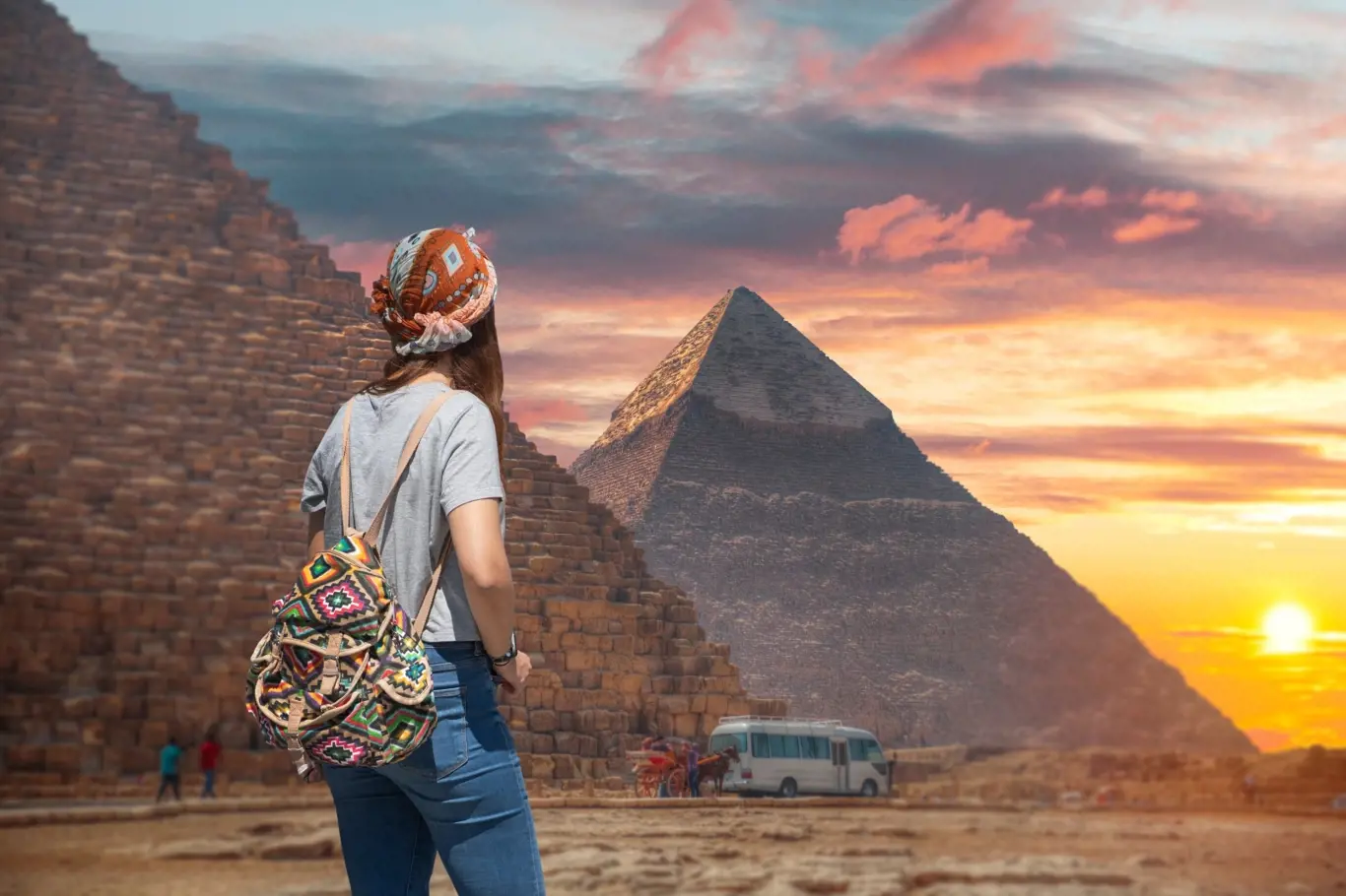 Pyramidy v Gíze jsou jednou z nejlákavějších turistických atrakcí