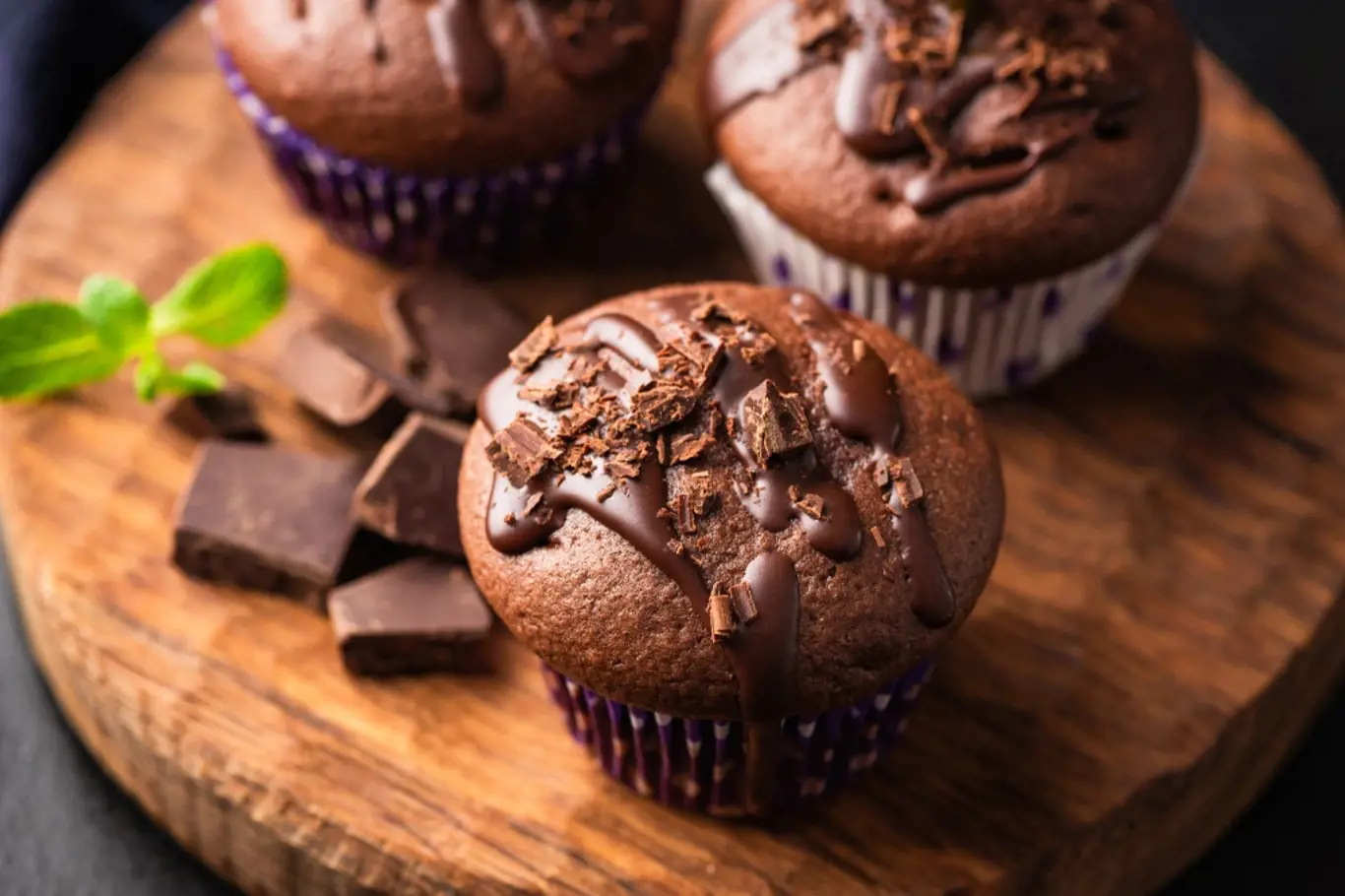 Do čokoládových muffinů patří kousky čokolády.