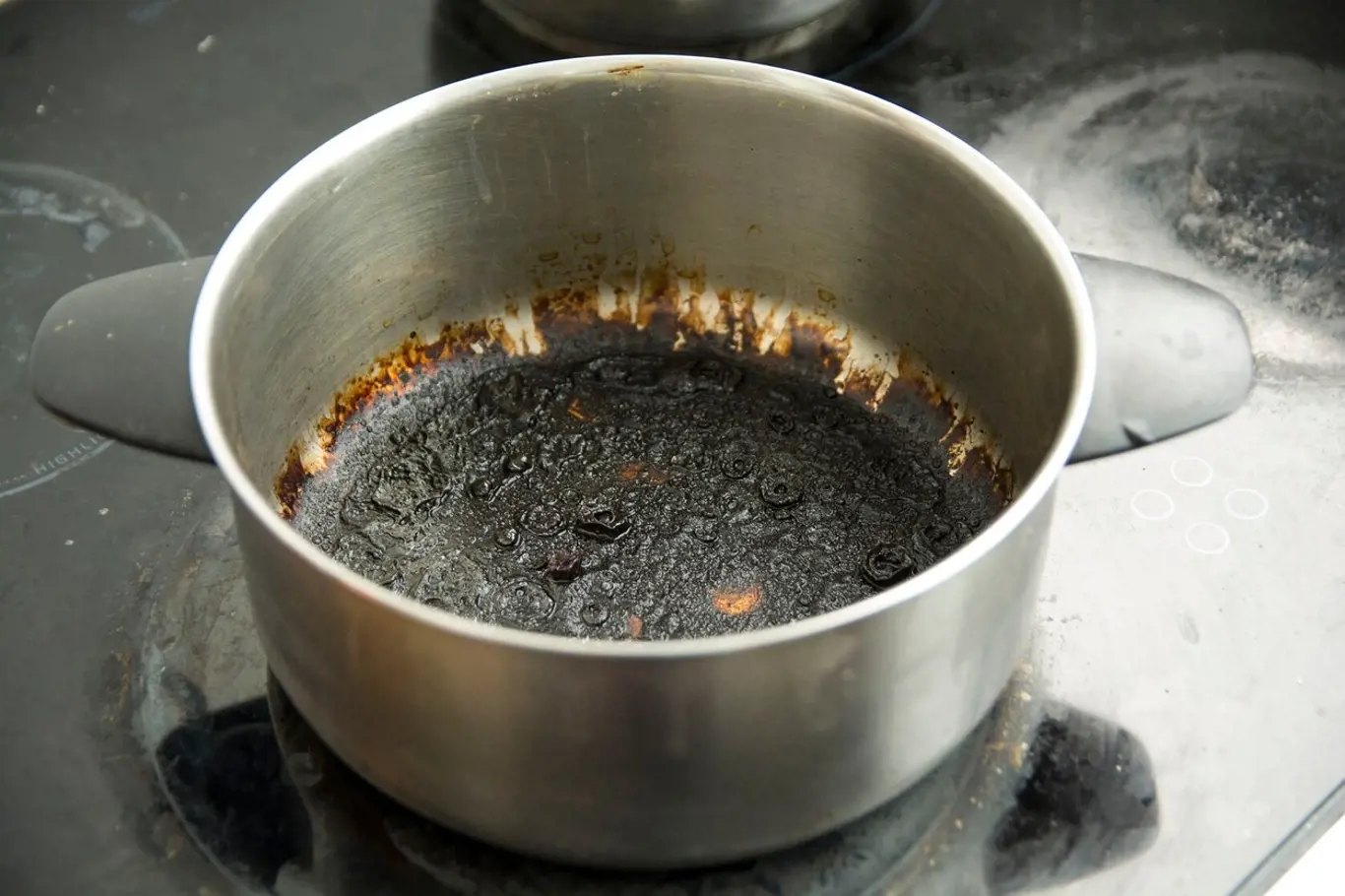 Jak umýt připálený hrnec?