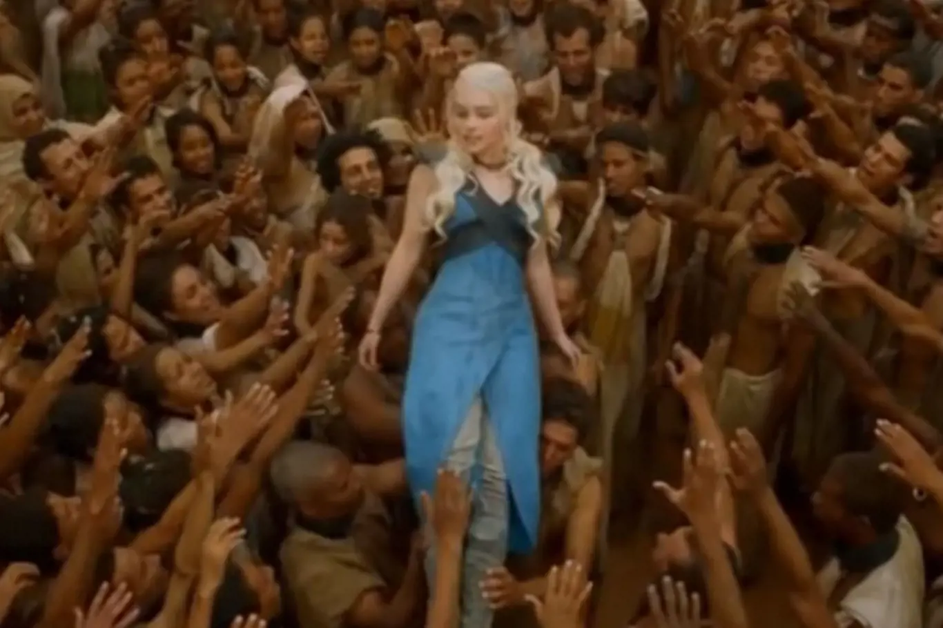 Osvobození otroci děkují Daenerys. Tato scéna naznačuje podle kritiků podvědomou snahu tvůrců ukázat nadřazenost západní společnosti nad jinými kulturami