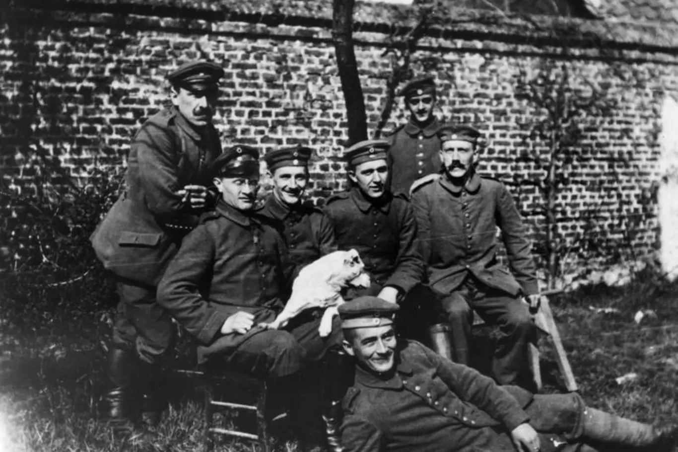 Adolf Hitler (zcela vpravo) s bavorským záložním plukem (1914)