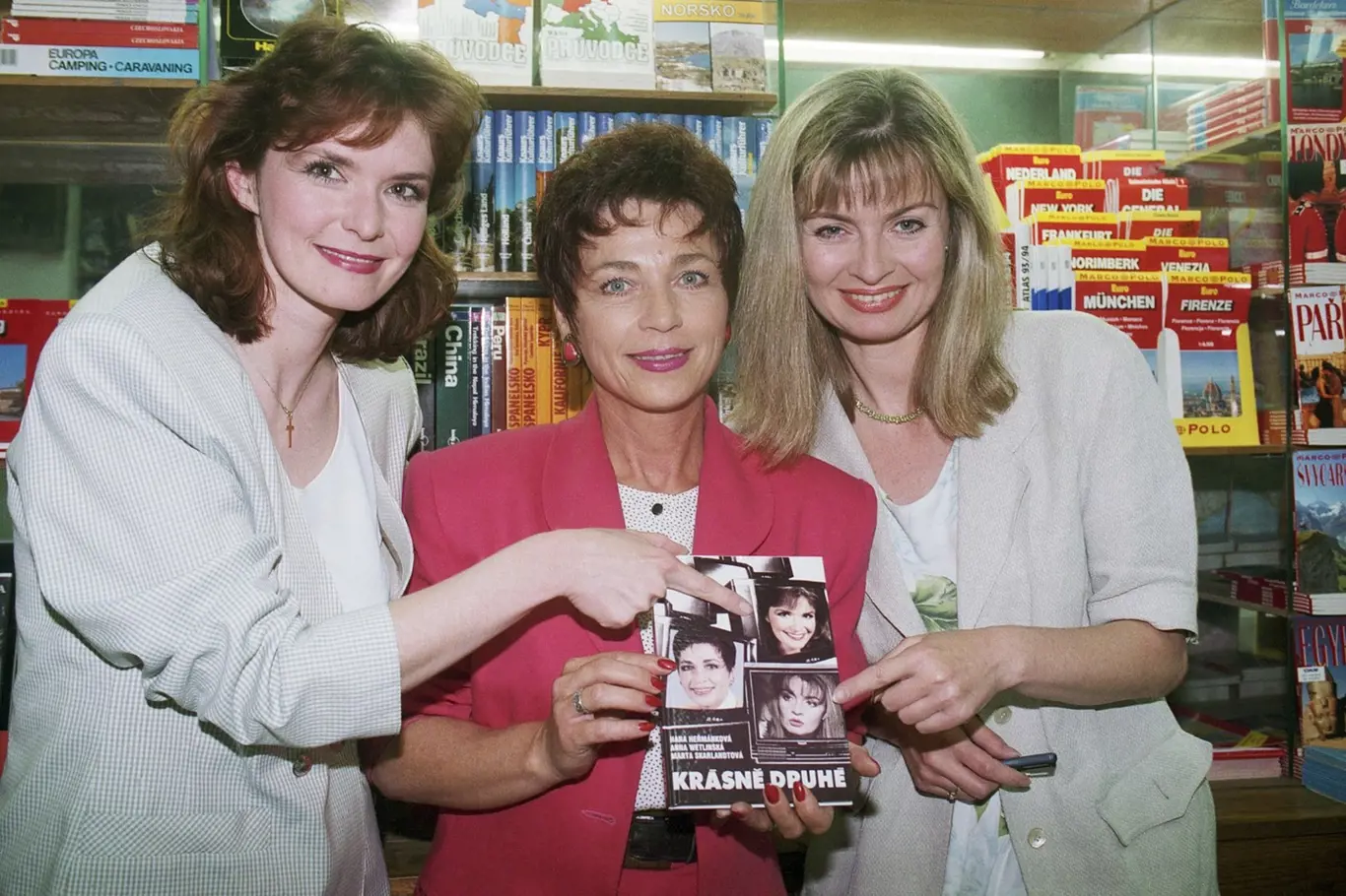 Tři hlasatelky Československé ( a později České) televize. Marta Skarlandtová, Hana Heřmánková a Anna Wetlinská.