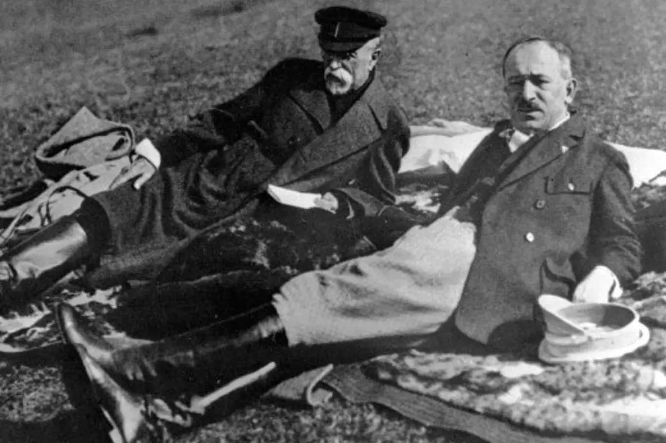 Prezident ČSR Tomáš Garrigue Masaryk (vlevo) a ministr Edvard Beneš leží v trávě v Topolčiankách.