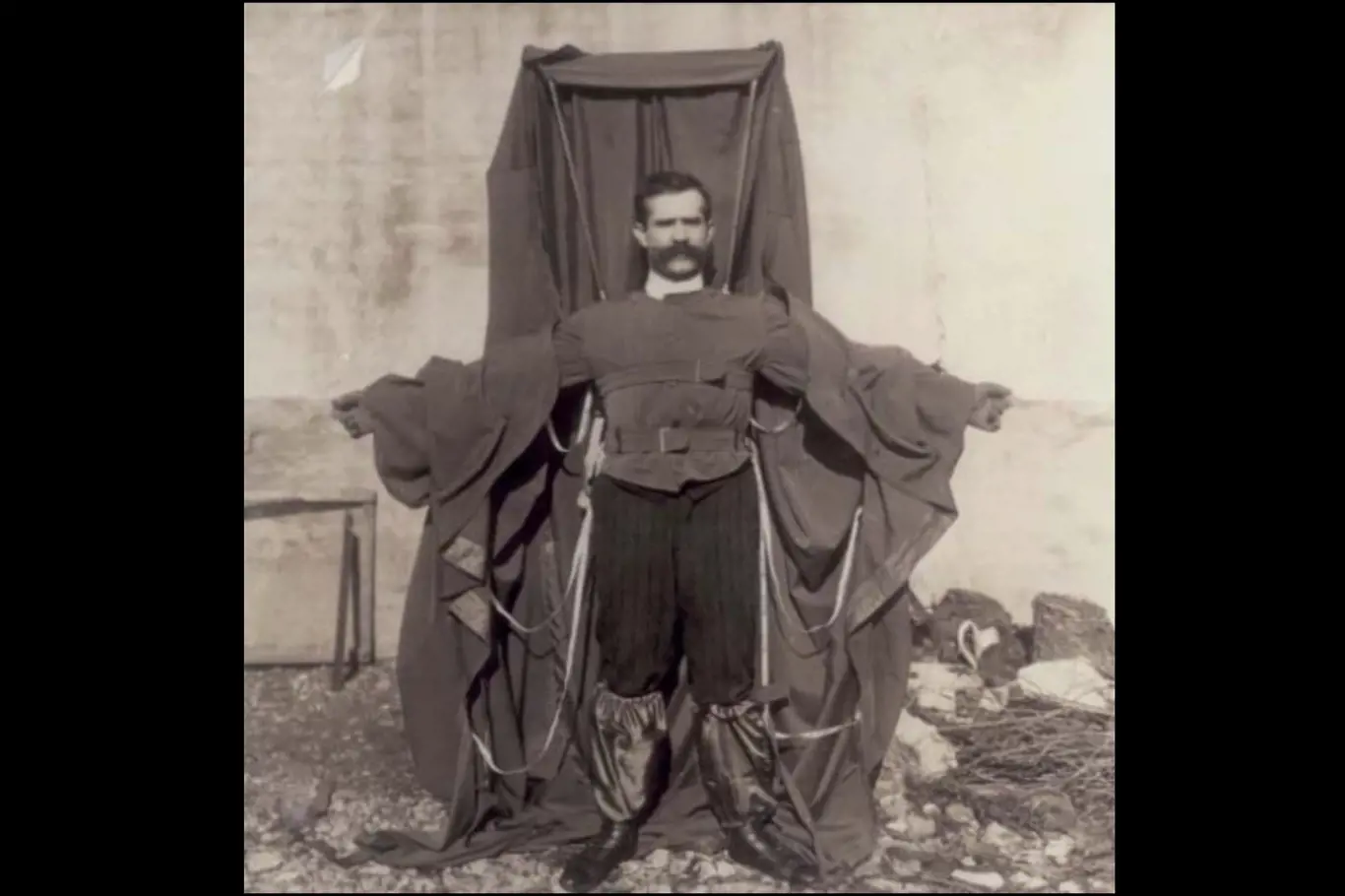 Franz Reichelt ve svém padákovém obleku