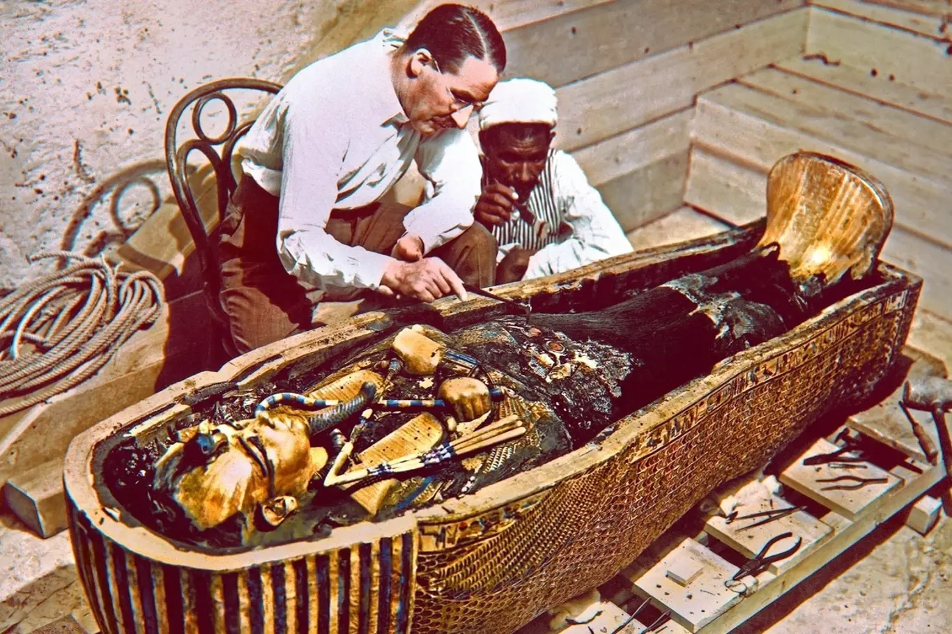 Howard Carter zkoumá rakev faraona Tutanchamona