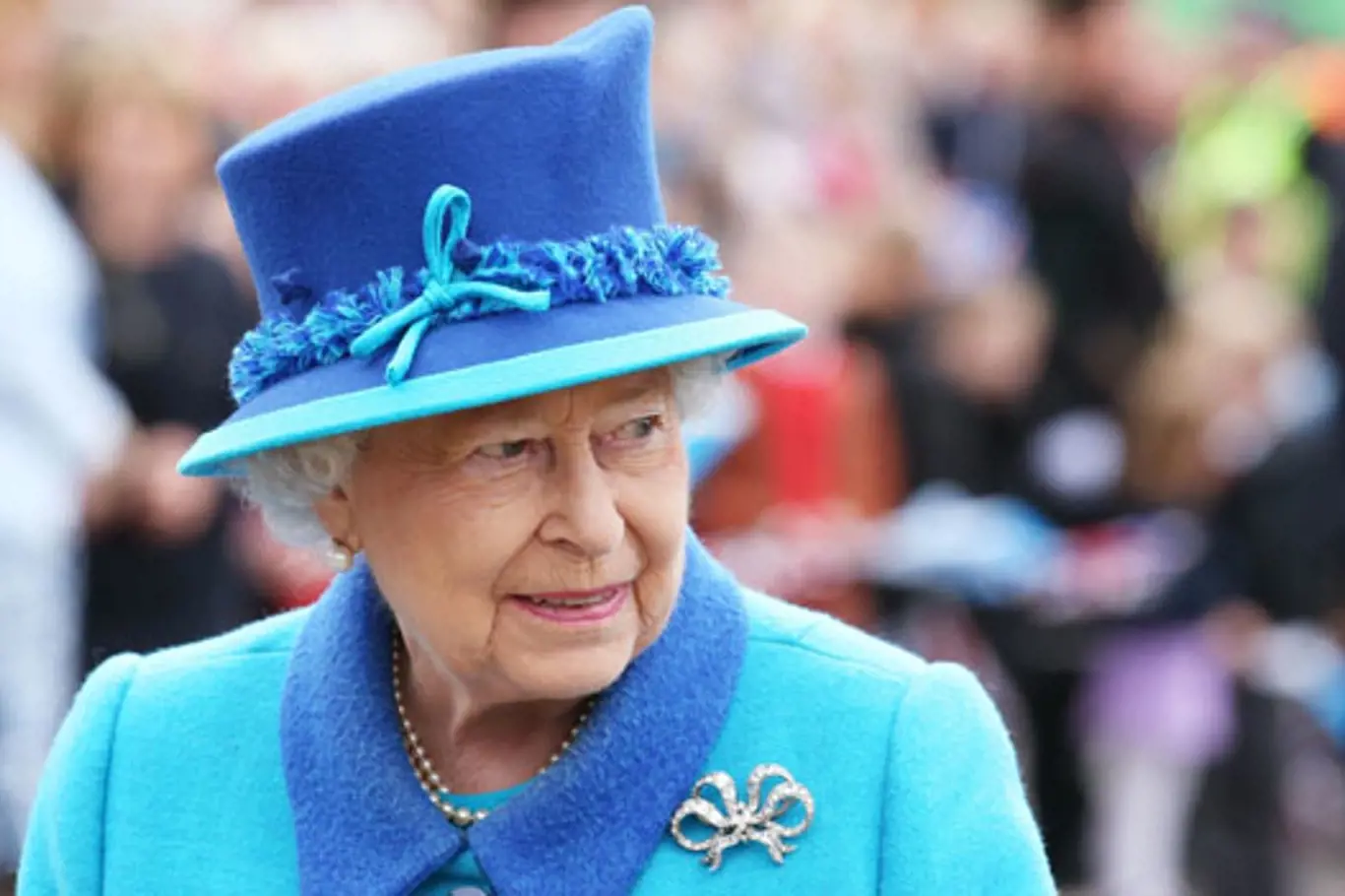 Prohlédněte si, co 63 let nosila královna Alžběta II.