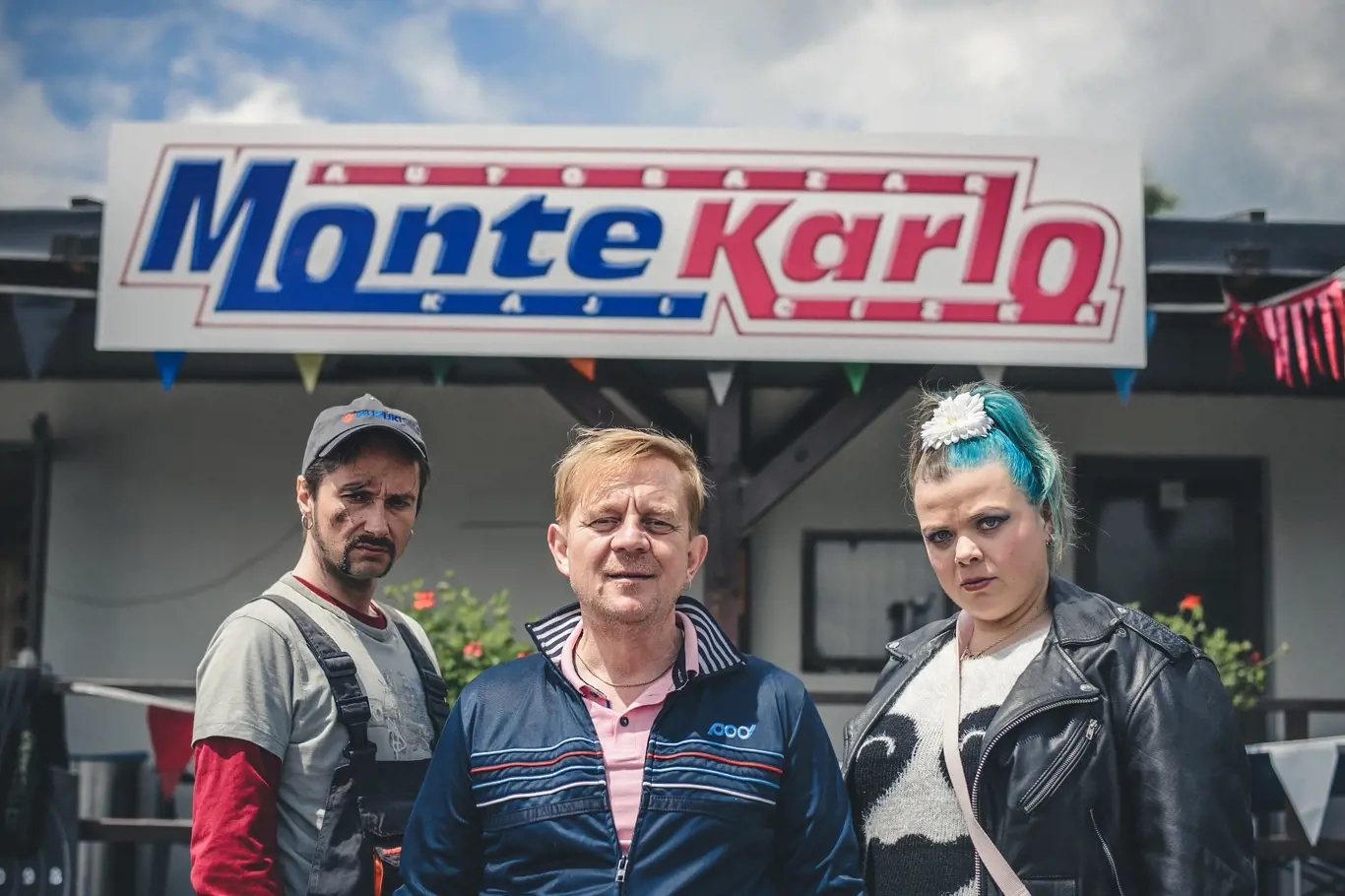 Ústřední trojice hrdinů seriálu Autobazar Monte Karlo v podání Petra Čtvrtníčka (uprostřed), Jaroslava Plesla (vlevo) a Lucie Polišenské.