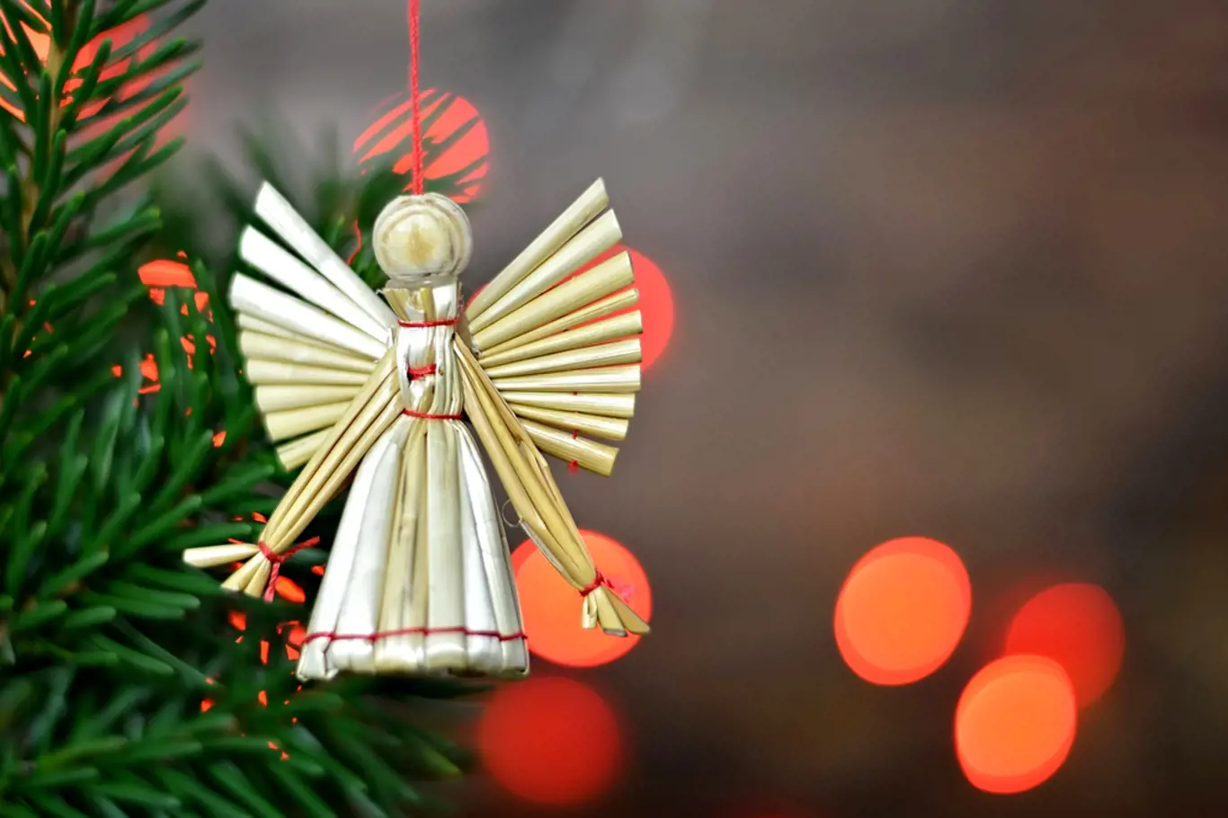 Ozdoba na vánoční stromek - anděl ze stébel slámy.