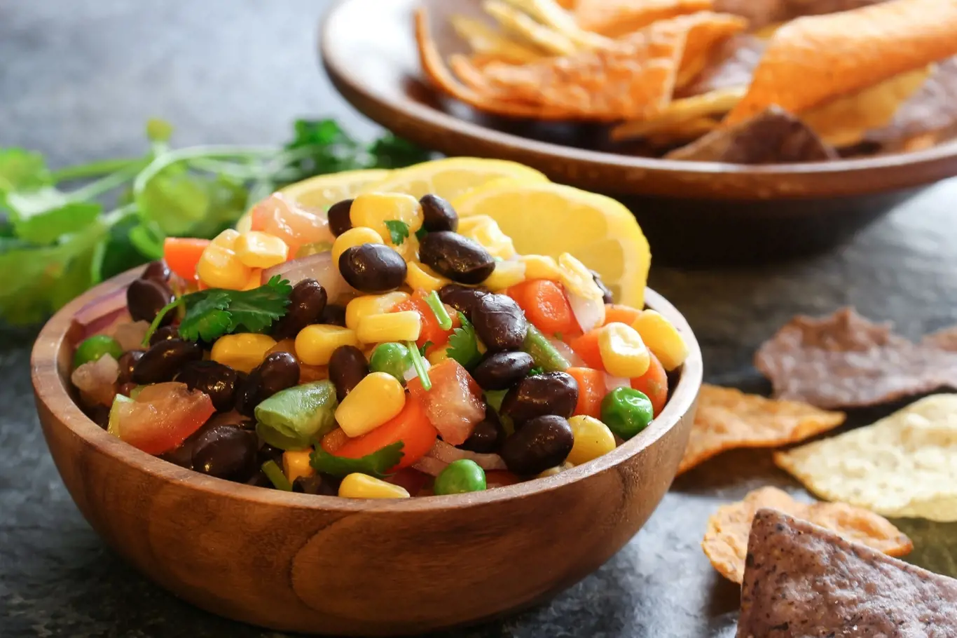Zeleninový salát je oblíbeným pokrmem pro lehké večeře. Přidejte do něj červené fazole, které patří k nejmocnějším antioxidantům, které chrání organismus před stárnutím a škodlivými vnějšími vlivy.