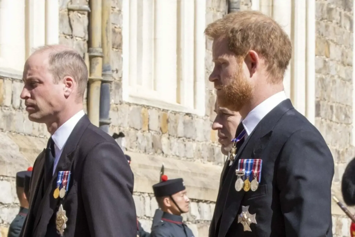 Princ Harry a princ William se setkali po několika měsících na pohřbu svého dědečka. 