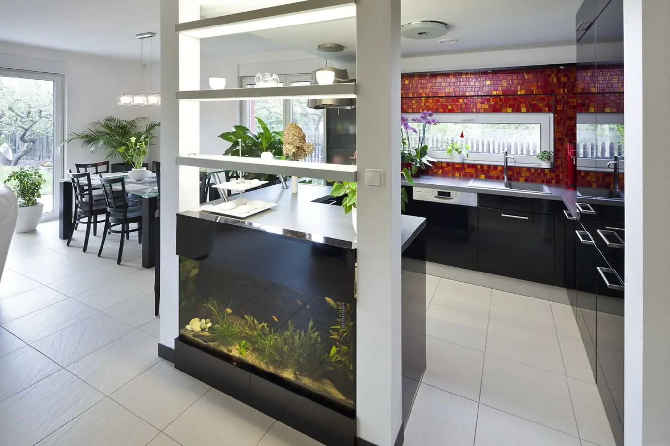 Součástí kuchyňské linky je vestavěné akvárium