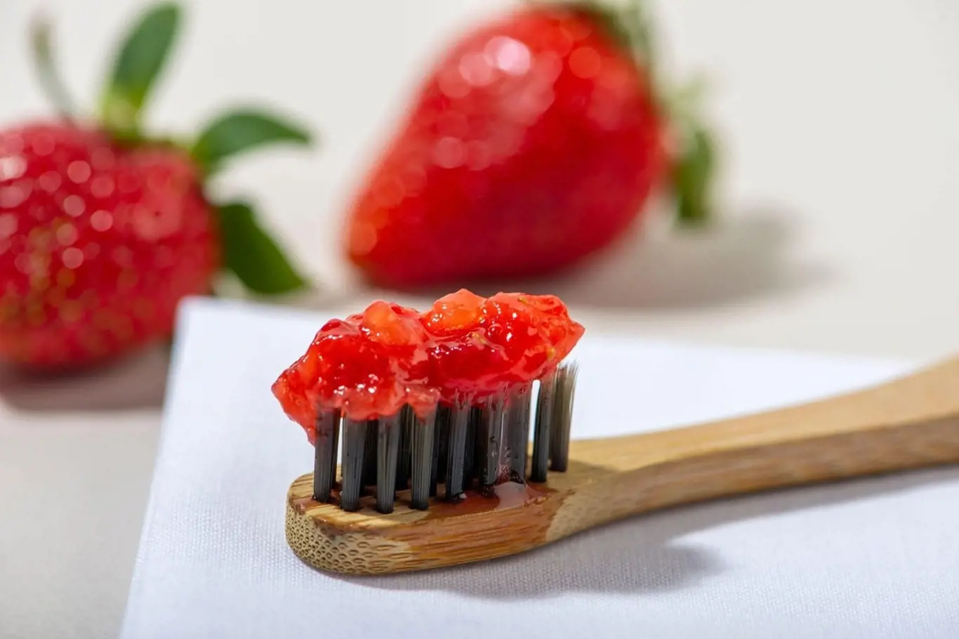 Zatímco jahody mají bělící účinky, jedlá soda funguje jako „bruska“, která z chrupu odstraňuje ulpělé nečistoty, bakterie a zubní plak.