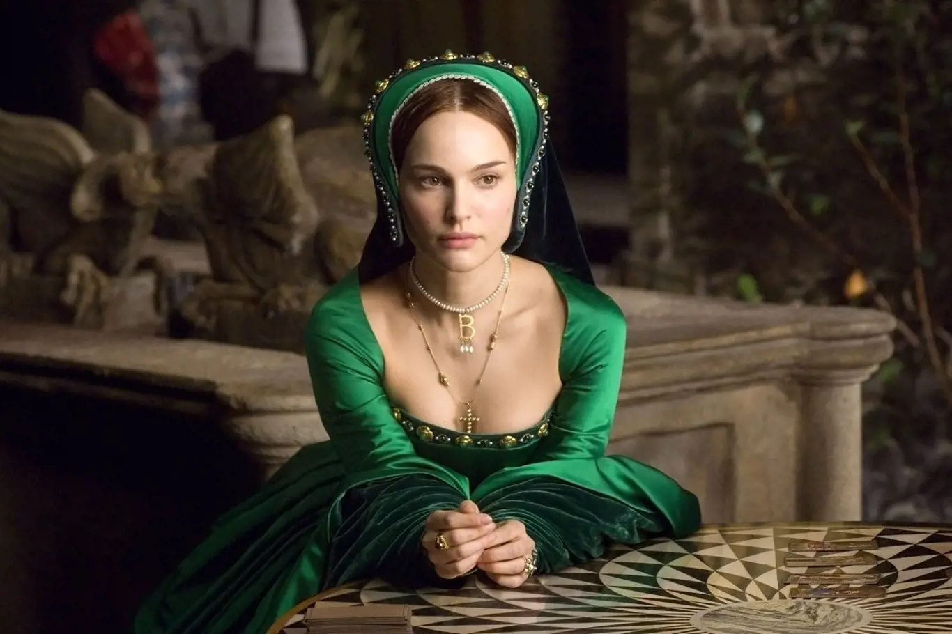 Natalie Portman jako Anna Boleynová ve filmu Králova přízeň