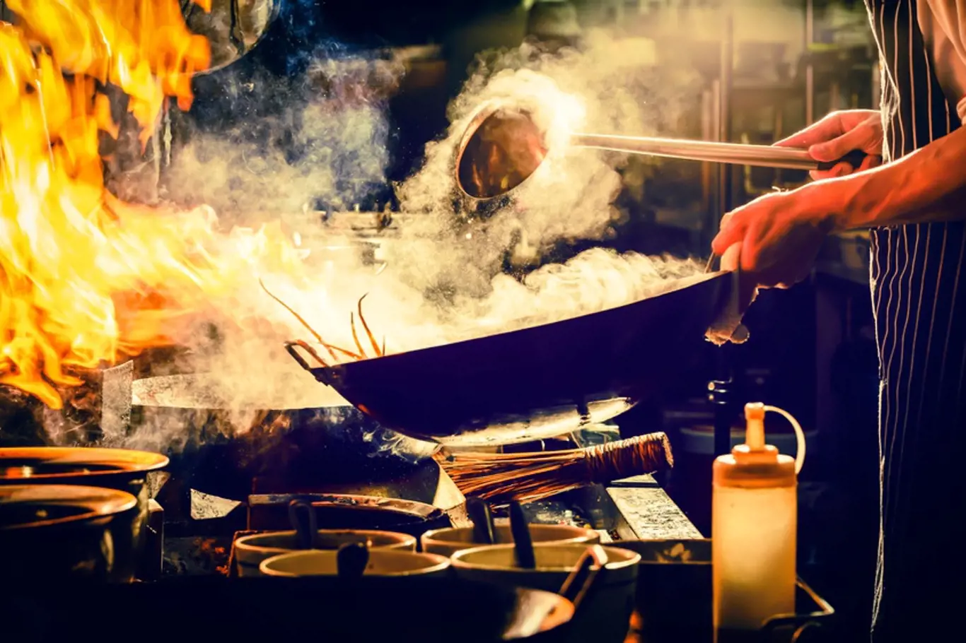 Pánev wok je univerzální kuchyňský kousek.