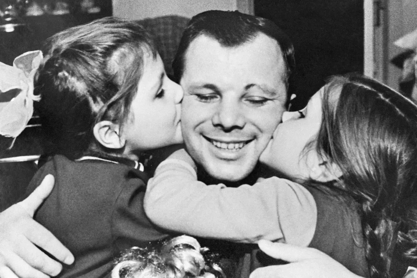 Jurij Gagarin se svými dcerami