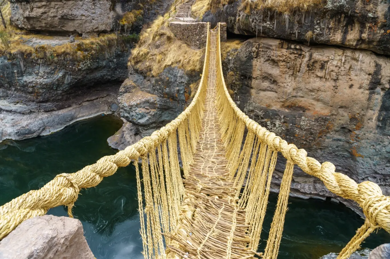 Incký most most z trávy Q'eswachaka v Peru