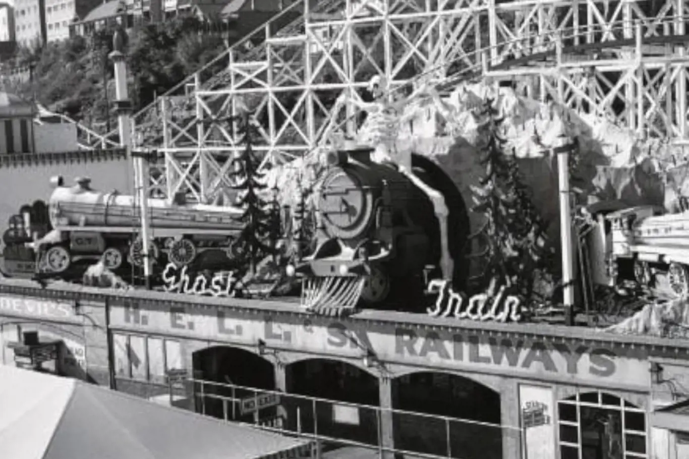 Vlak duchů v lunaparku v australském Sydney, který 9. června 1977 zachvátil požár