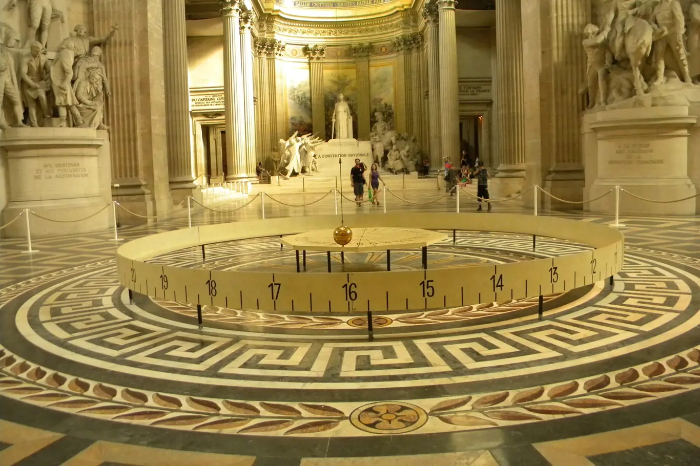 Foucaultovo kyvadlo v pařížském Panthéonu.