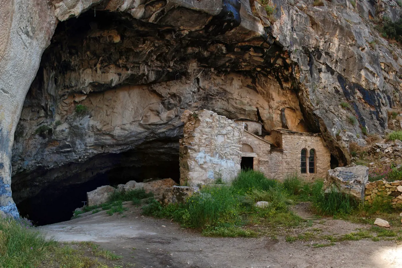 Vchod do jeskyně Davelis s kaplí