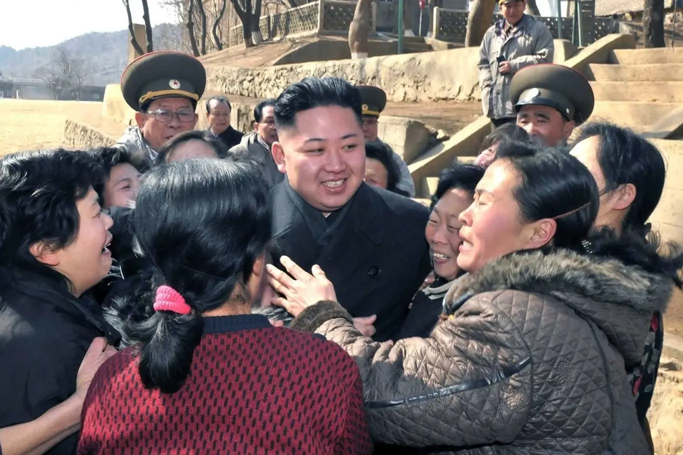 Kim Čong-un obklopen fanynkami