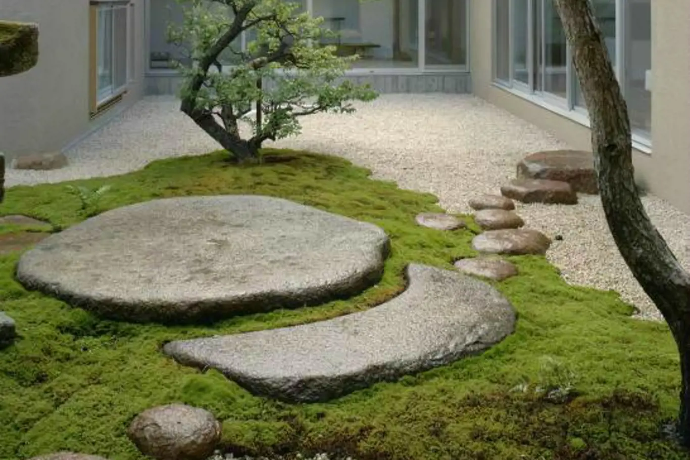 Japonská zahrada s kameny v trávě