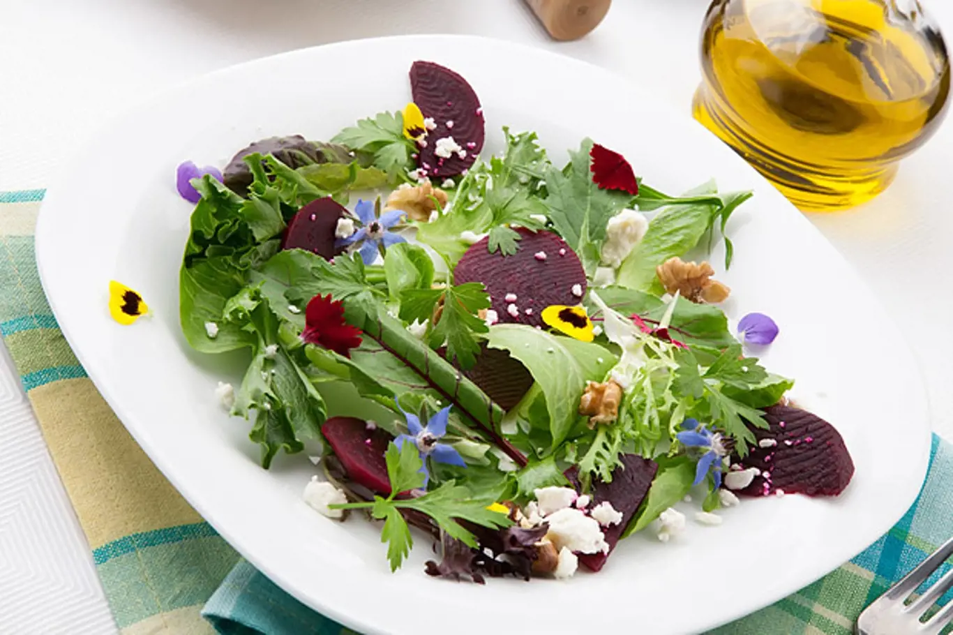 Jedlé květy promění salát v nevšední zážitek