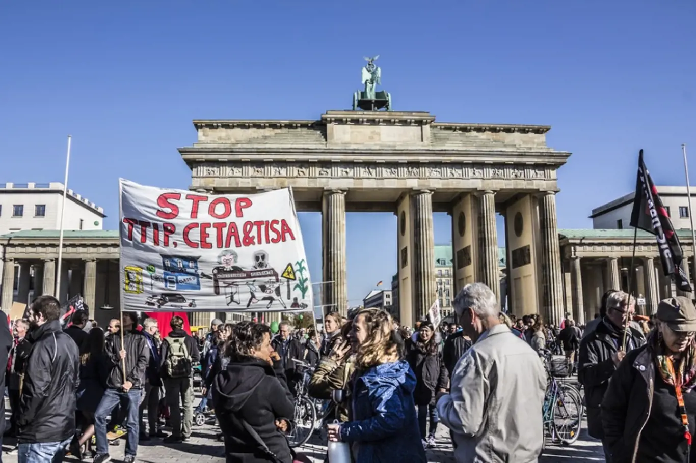 V říjnu 2015 v Berlíně demonstrovalo podle organizátorů až čtvrt milionu Němců proti dohodě TTIP a CETA. 