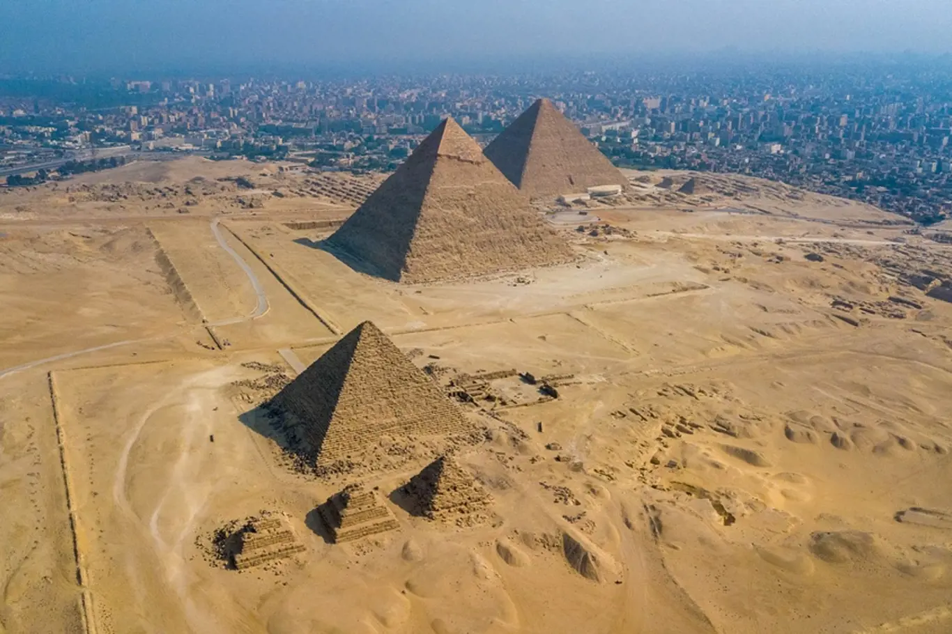 Pyramidy v Gíze - pohled z dronu