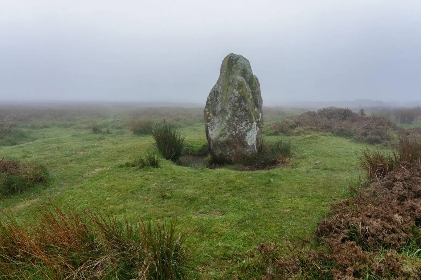 Jeden z mála kamenů původního kruhu, které zůstaly ve Walesu