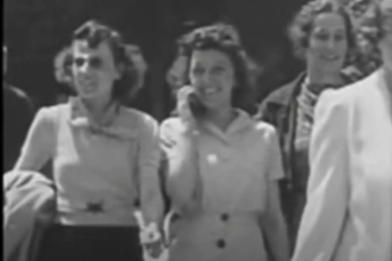 Na filmu z roku 1938 žena drží u ucha mobil