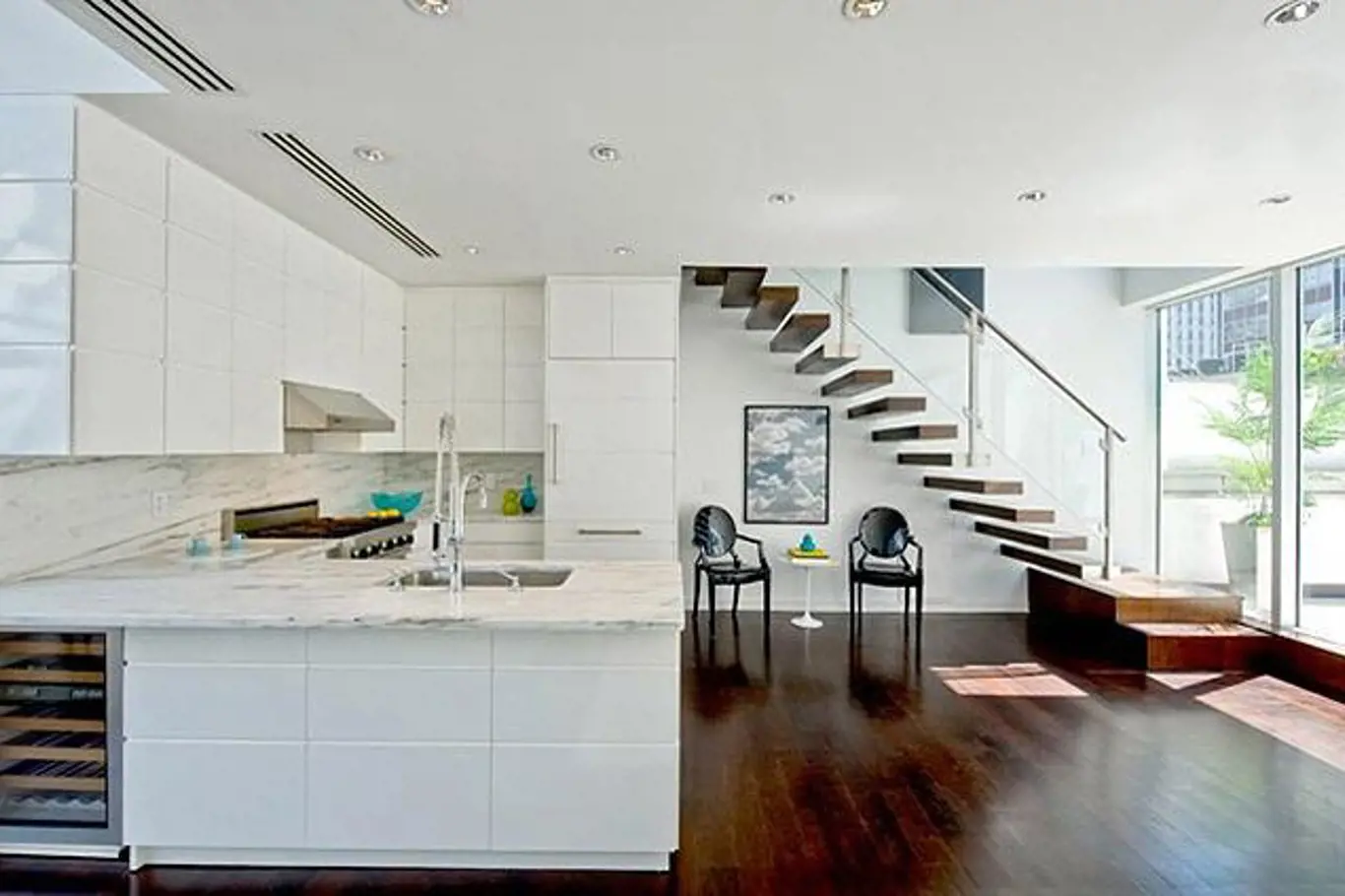 Interiér je zařízený v kontrastních barvách, v kuchyni převládá bílá barva.
