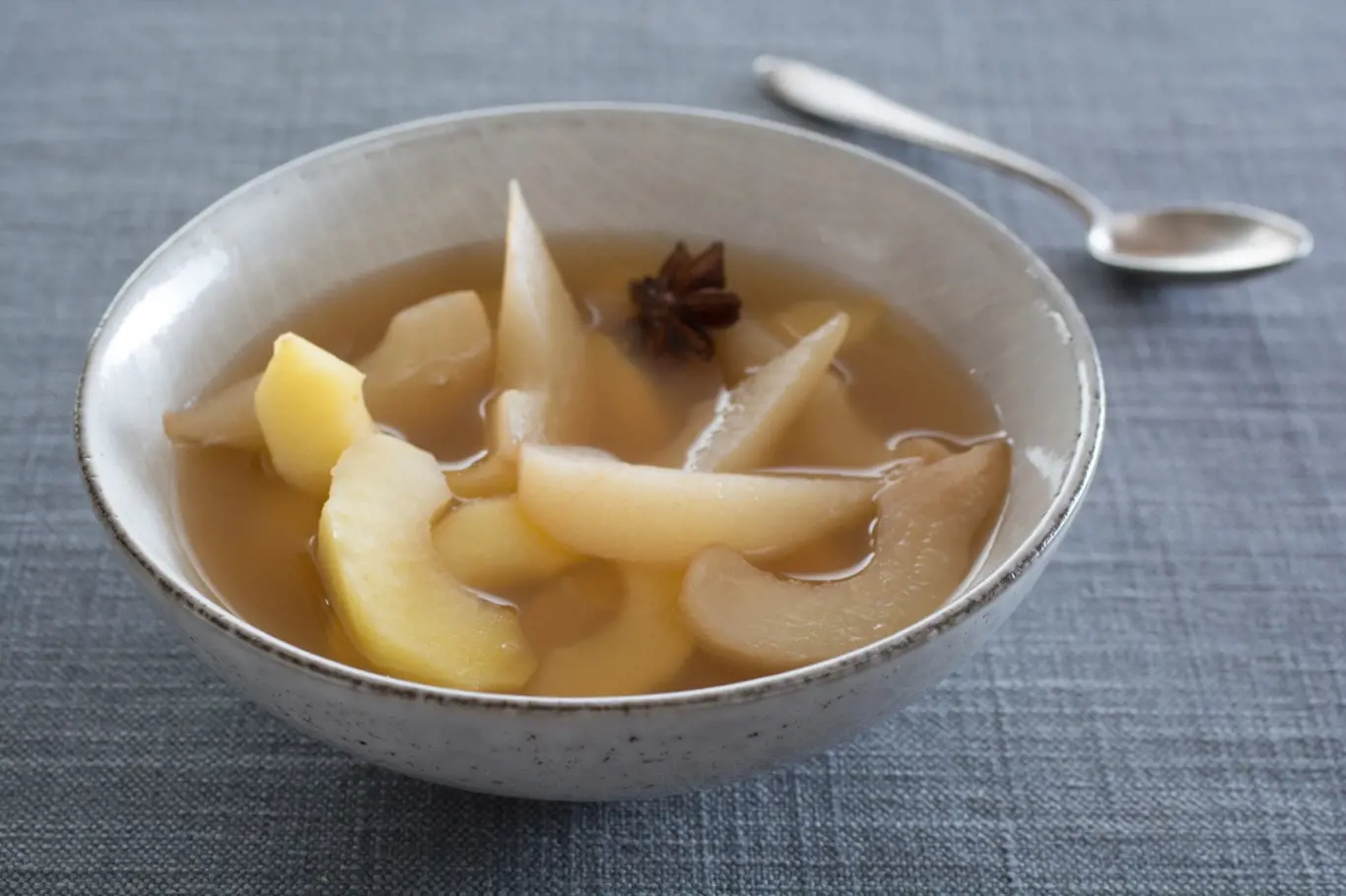 Hruškovo-jablečný kompot s kuzu škrobem je skvělou volbou pro zdravý dezert.
