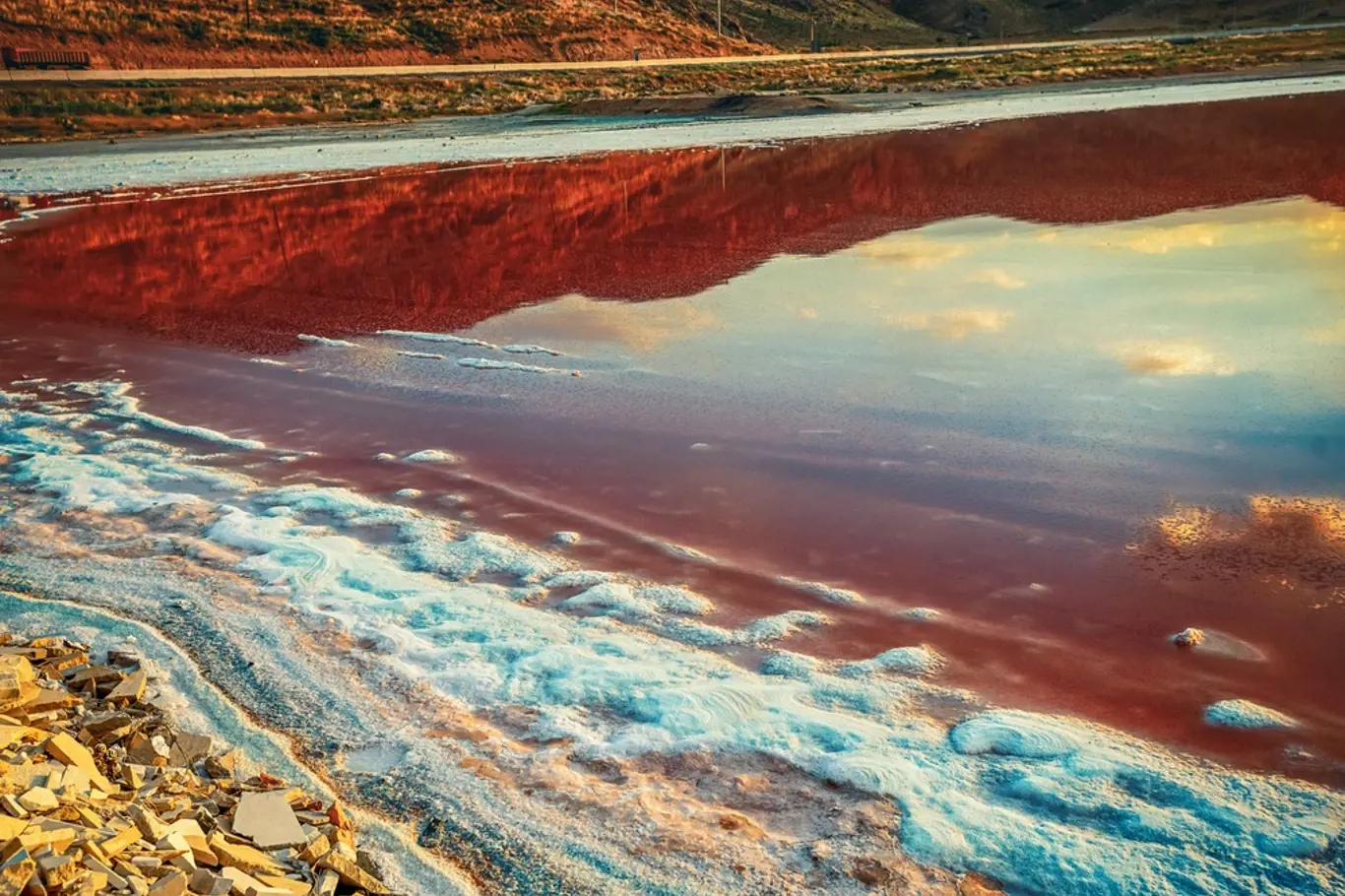 Rudá barva vody bývá způsobena zvláštním mikroorganismem.