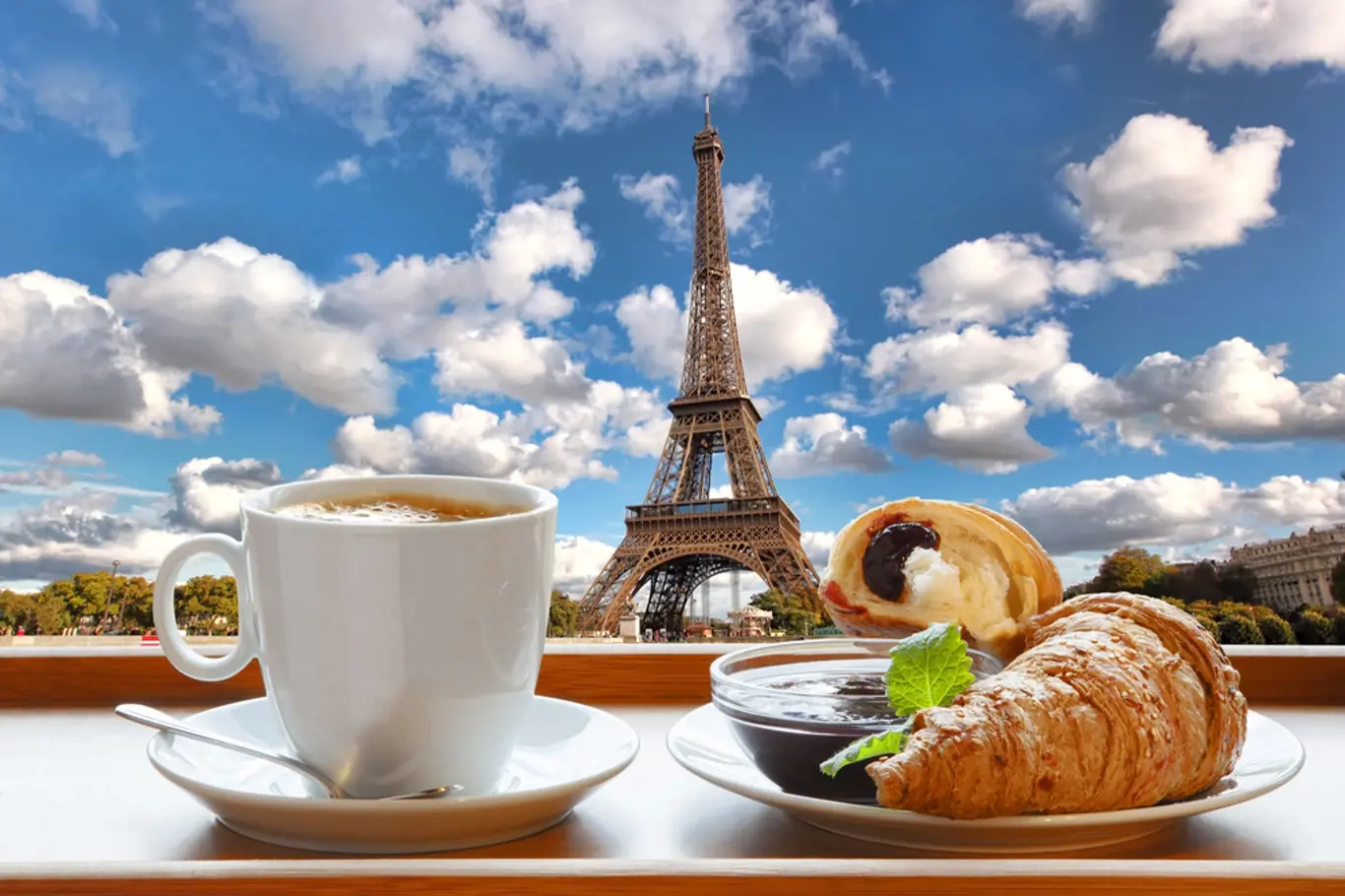 Káva a croissant, Paříž