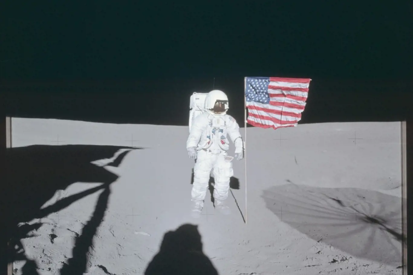 Pilot lunárního modulu Edgar Mitchell na Měsíci.